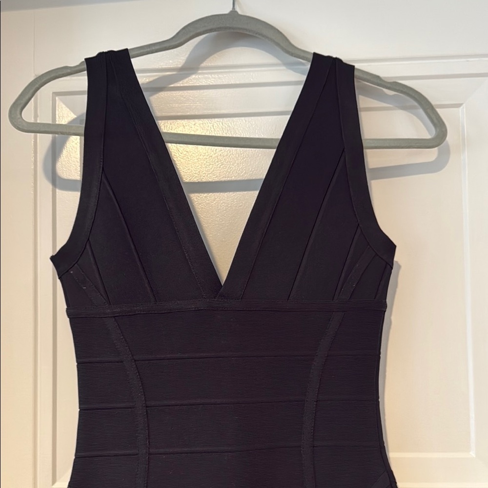 Elegant Black Sleeveless Dress - Picture 2 of 3
